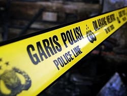 MAPOLRES JAKARTA TIMUR DISERANG MOLOTOV, TUJUH MOBIL TERBAKAR DAN SATU ORANG DIAMANKAN.