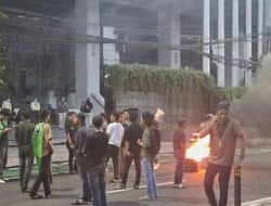 MASSA GERUDUK NASDEM TOWER TUNTUT PEMECATAN AHMAD SAHRONI