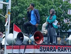 MAHASISWA DESAK PEMANGKASAN TUNJANGAN DPRD DKI YANG CAPAI Rp 70 JUTA PER BULAN