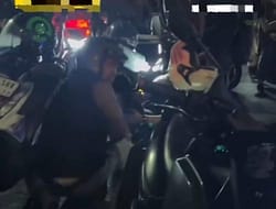 KEMACETAN PANJANG DI JAKARTA PUSAT MENYEBABKAN SEORANG PENGENDARA MOTOR PINGSAN AKIBAT KELELAHAN.