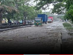 BANJIR RENDAM JALAN DAAN MOGOT, LALU LINTAS JAKARTA BARAT LUMPUH TOTAL