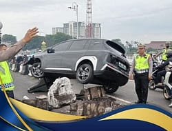 MOBIL LISTRIK OLENG DAN TABRAK PEMBATAS JALAN DI KALIBATA, LALU LANTAS JAKSEL SEMPAT MACET PARAH.