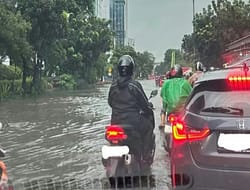 BANJIR RENDAM 20 RT DAN LIMA RUAS JALAN DI JAKARTA, KETINGGIAN AIR CAPAI 1,5 METER