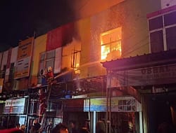 Gudang Tekstil di Cipadu Tangsel Dilalap Api, 12 Mobil Damkar Masih Berjibaku