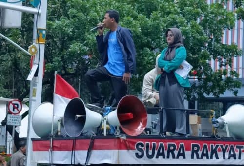 MAHASISWA DESAK PEMANGKASAN TUNJANGAN DPRD DKI | Kronikanews.com